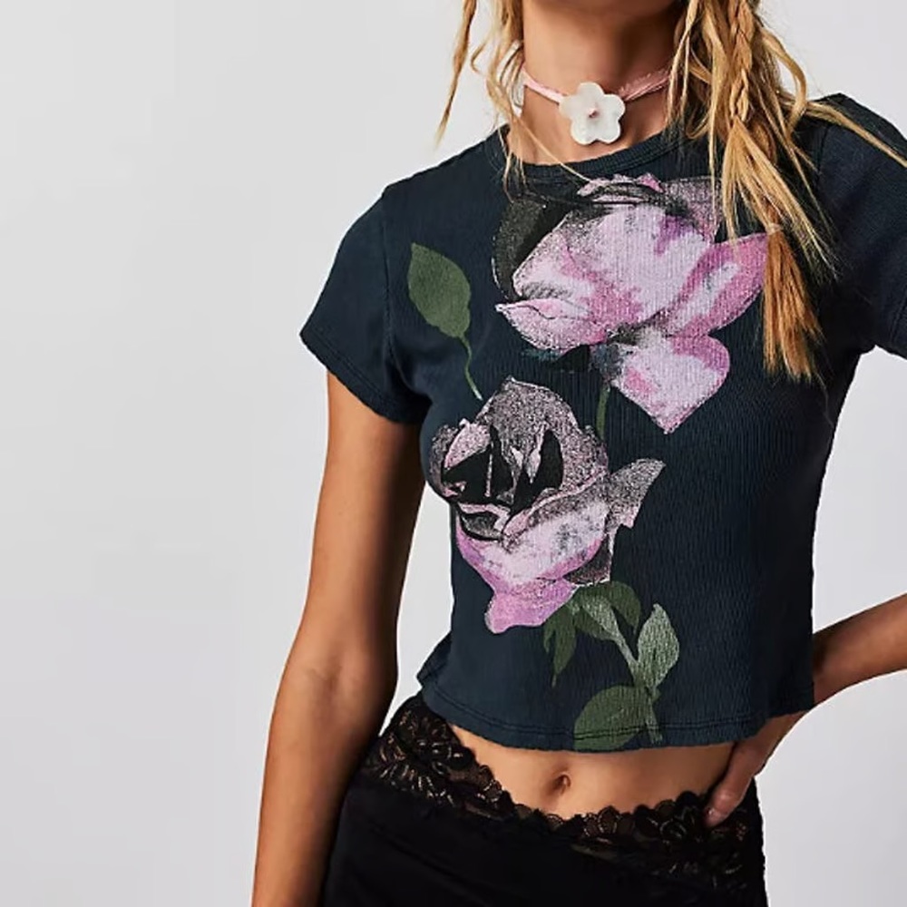 FREE PEOPLE - DAYDREAMER ROSE POINTELLE TEE IN VINTAGE BLACK